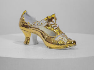zapato porcelana blanco con toques dorados francés precioso